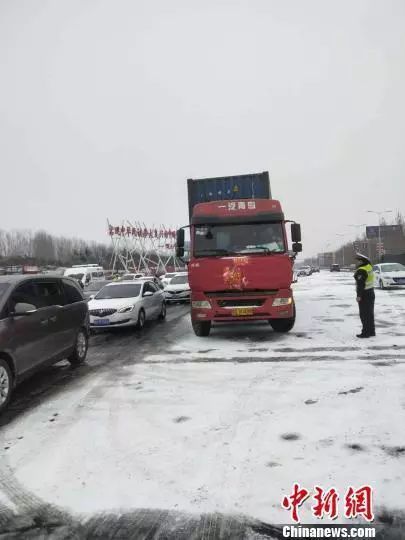 扼腕！河南高速路政队员除雪现场被撞身亡