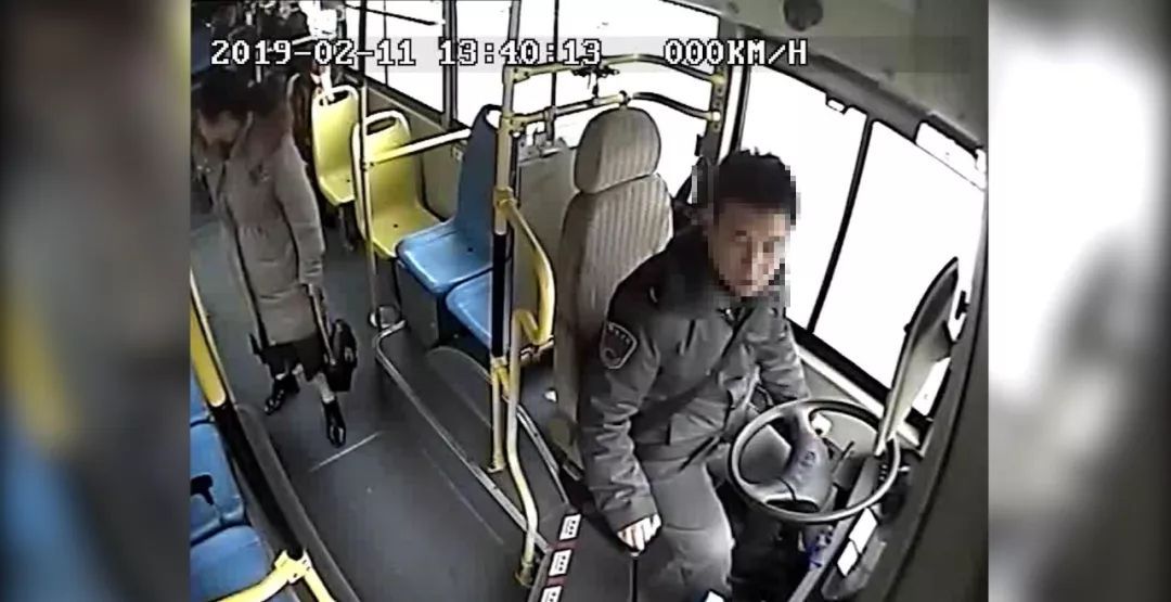“快上车，我拉你去追！”霸气公交司机带乘客开公交车追小偷