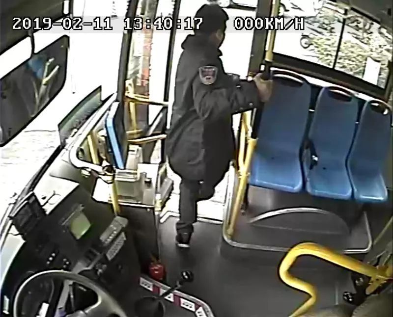 “快上车，我拉你去追！”霸气公交司机带乘客开公交车追小偷
