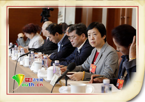 龙墨参加会议。中国青年网 中国青年报·中青在线记者 宋继祥 摄