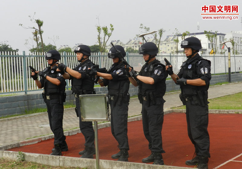 2014年，张劼（左一）和战友们一起参加全省特警比武。图片由蚌埠文明网提供