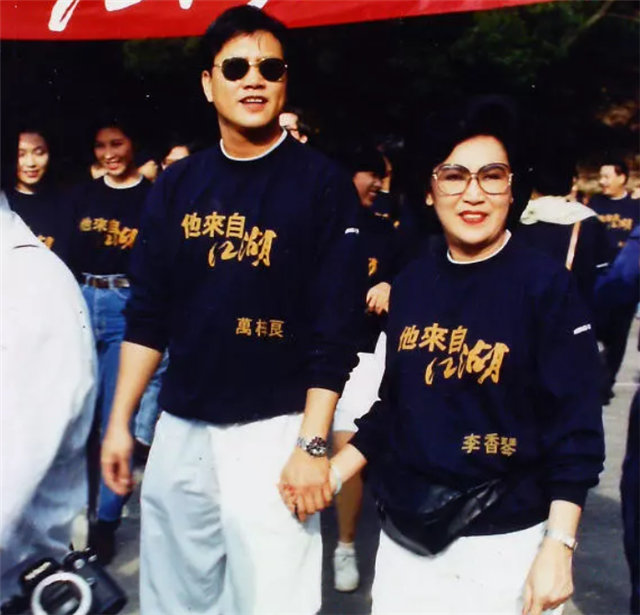香港娱乐圈“干亲”组合：成龙梅艳芳和歌神老婆原来是“干兄妹”