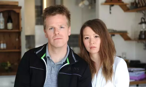 Zixuan Qu与她的未婚夫Duncan Watkinson，图片来源于卫报，版权属于原作者