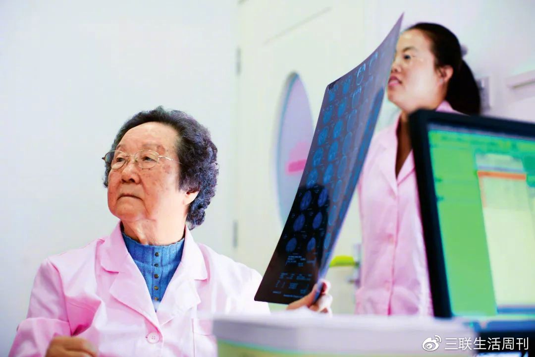 北京协和医院儿科主任医师鲍秀兰正在看诊，在过去的几年里，她接待了许多家长