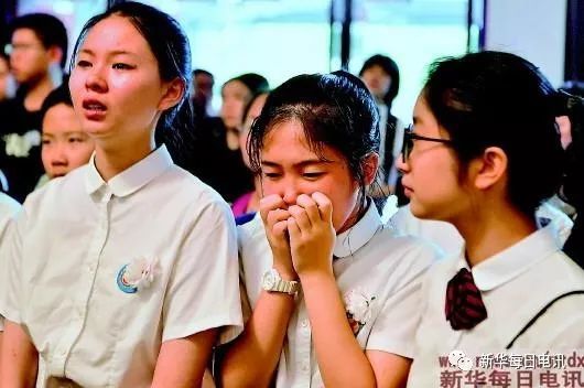 7月21日,在厦门六中音乐老师高至凡的追思会现场,合唱团学生含泪送别自己的老师。