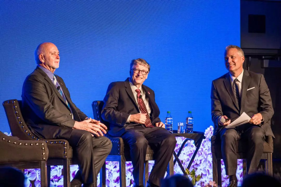 扶轮社主席巴里·拉辛（左一）和比尔·盖茨在2019年5月18日的联合会议上