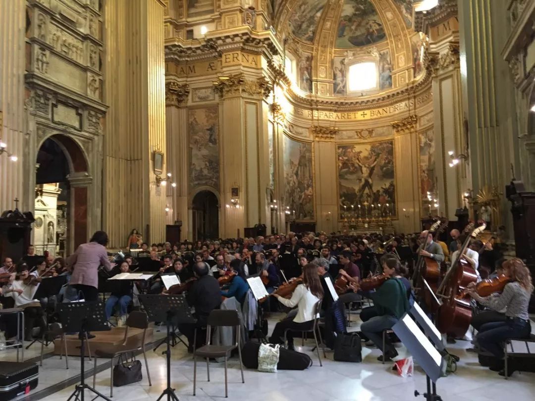 10月9日，西本智实与乐团和合唱团在梵蒂冈所辖罗马圣安德烈圣殿排练