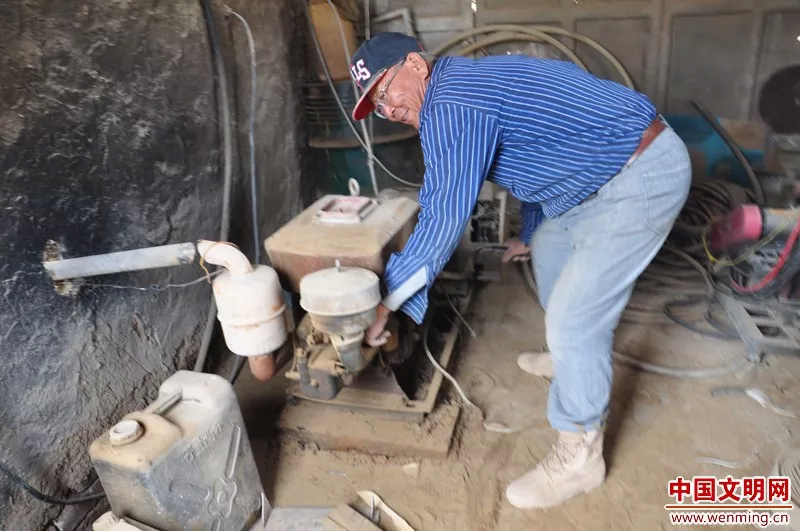 苏和在内蒙古阿拉善沙漠中的库房里启动发电机给梭梭浇水。图片由阿拉善盟额济纳旗党委
