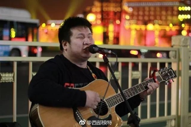 西安盲人音乐人街头献艺做公益 爱心支持山区贫困人群