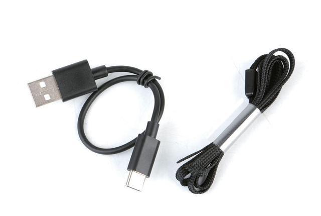 ▲附件很简单，USB线缆和挂绳各一根。
