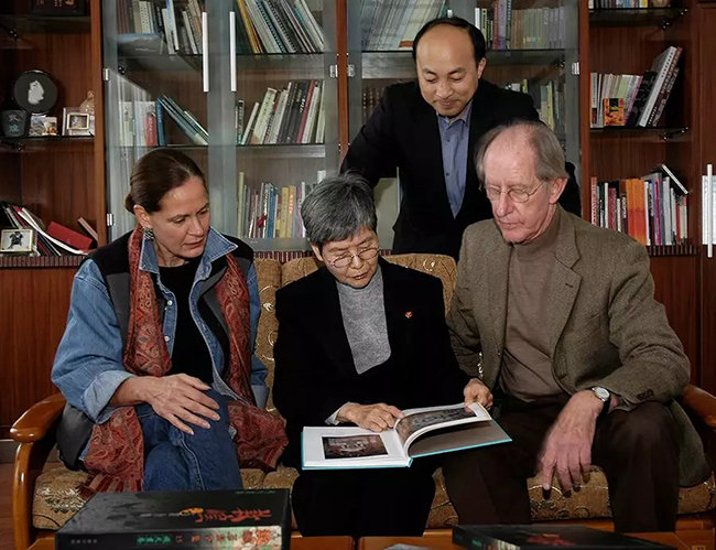2005年10月，樊锦诗向美国盖蒂保护所专家介绍敦煌研究院的学术成果