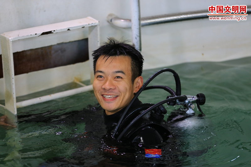 穿上潜水衣，官东就是一条水里的“蛟龙”。
