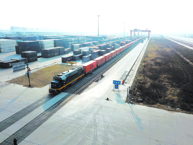 X8203次中欧班列满载926吨货物从圃田站开出驶向德国汉堡。