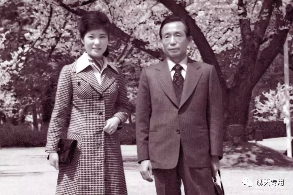 被罷免的韓國總統樸槿惠（左），其父是韓國第三任總統樸正熙（右）