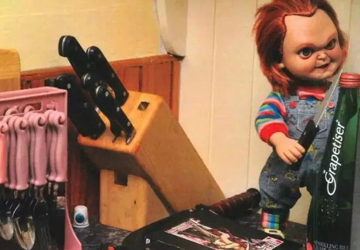 杰玛的藏品，上为匕首和各种刀具，下为美国电影《鬼娃回魂》系列的玩偶周边