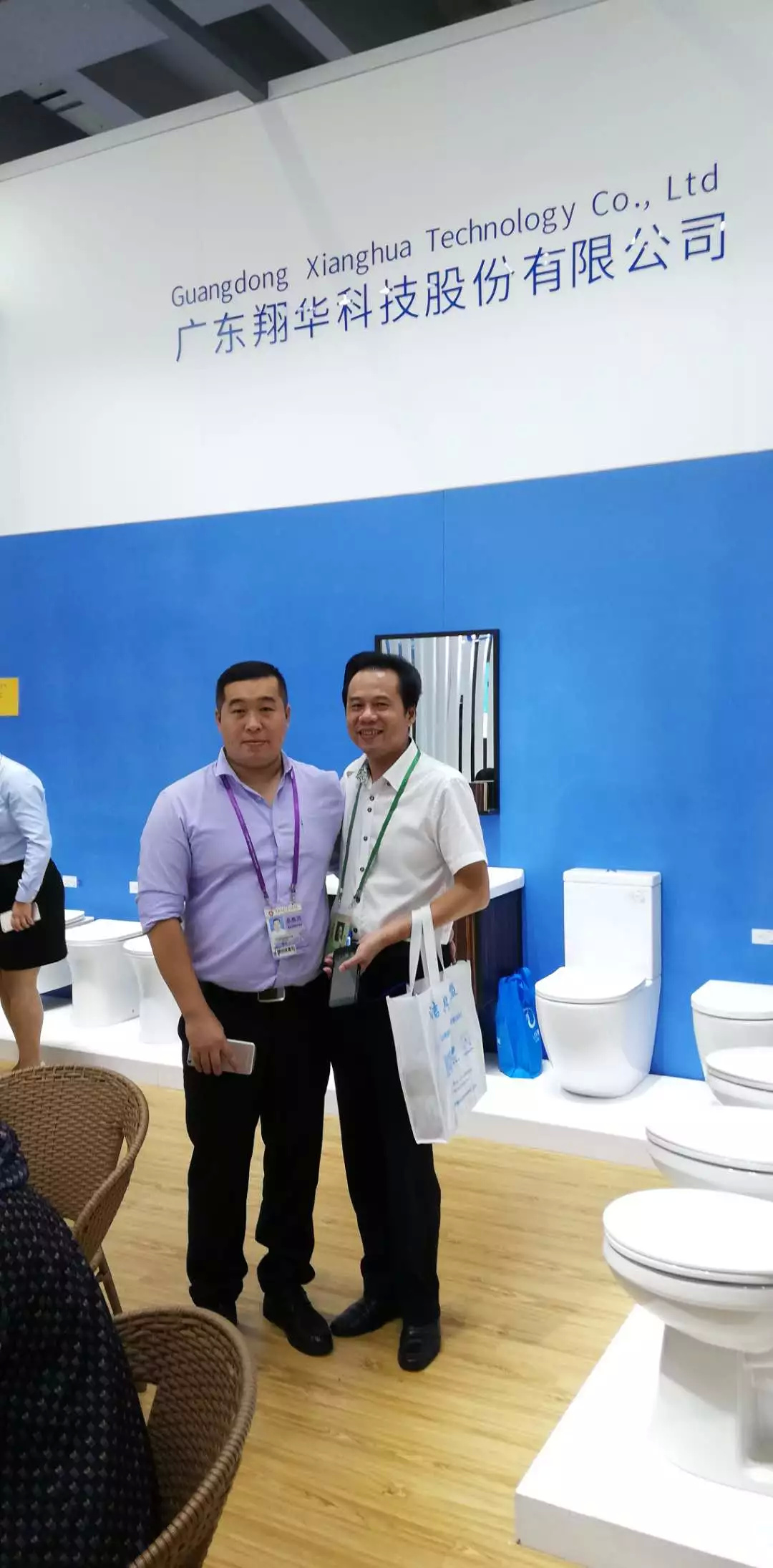 圖為翔華科技經理潘總（左）
