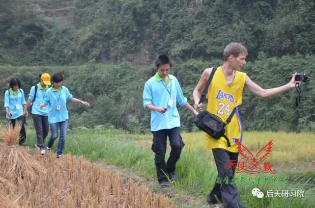 卢安克在湘西拍摄志愿者生活（2011年9月）