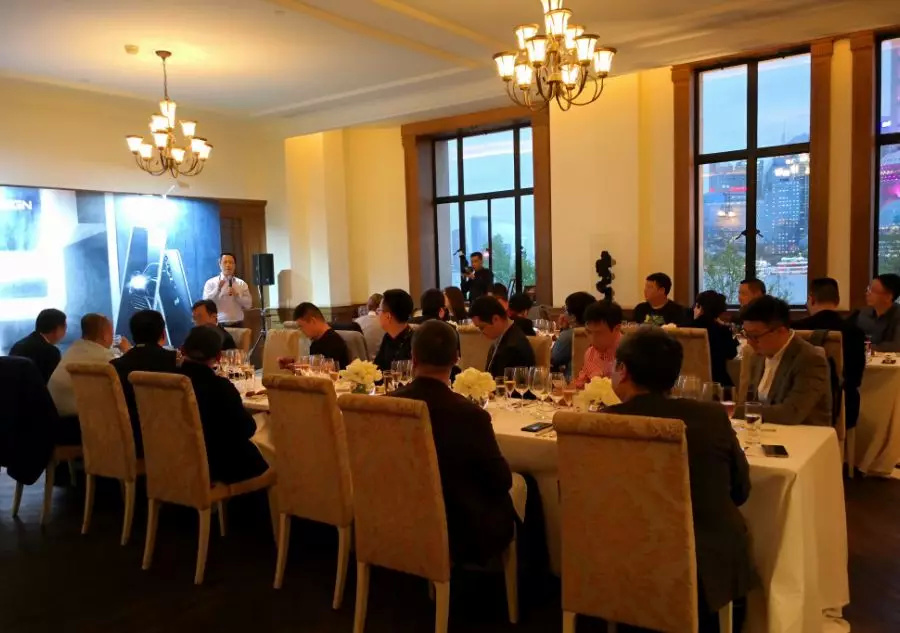 华为终端产品线副总裁李昌竹与超级用户的尊享晚宴