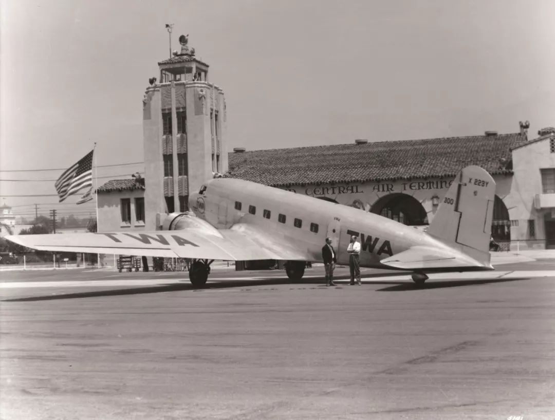 道格拉斯公司针对波音247研发的DC-1