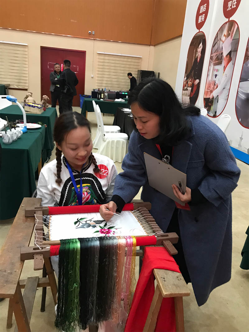 成新湘对少数民族刺绣与文化产业发展情况进行调研。图片由成新湘提供