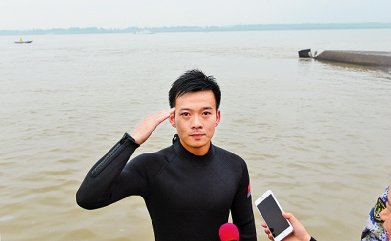2015年“东方之星”救援中，官东让出装备舍己救人，由于水压和憋气，他出水后鼻孔出血