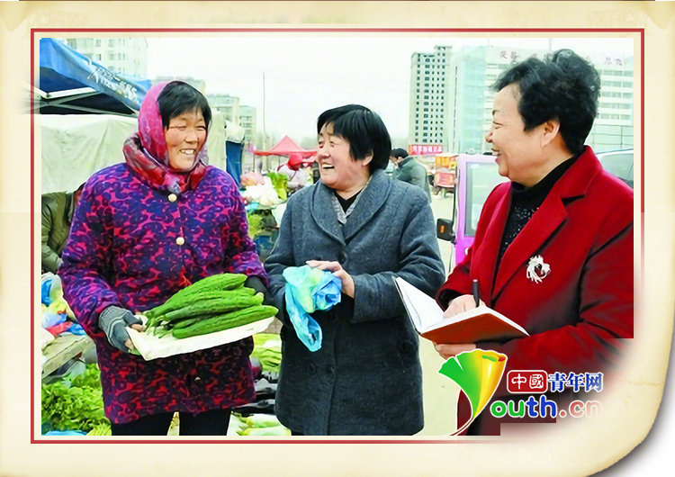 王银香（右一）在曹县蔬菜市场调研。资料图