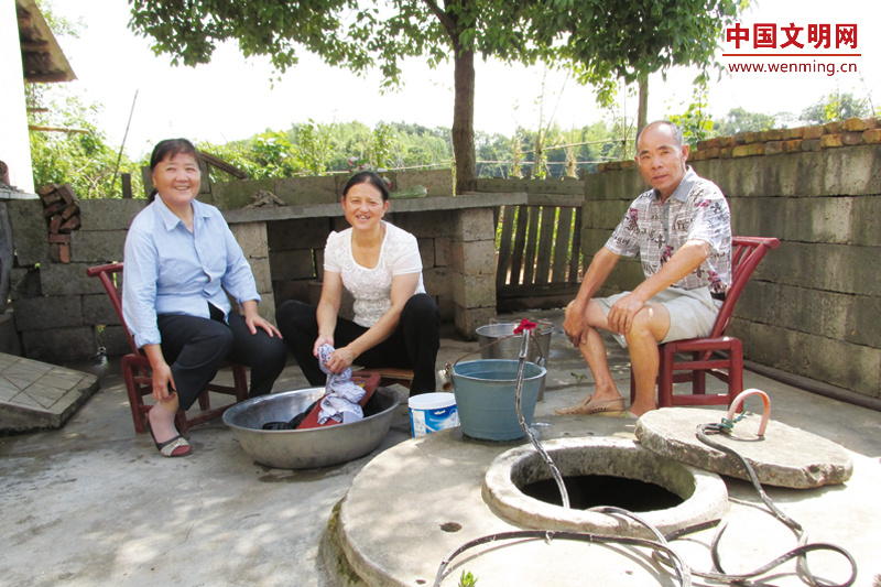 2013年7月，廖月娥（中）和家中的老人们。图片由长沙文明网提供