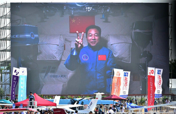 景海鹏少将在飞船中的照片，图自央视新闻