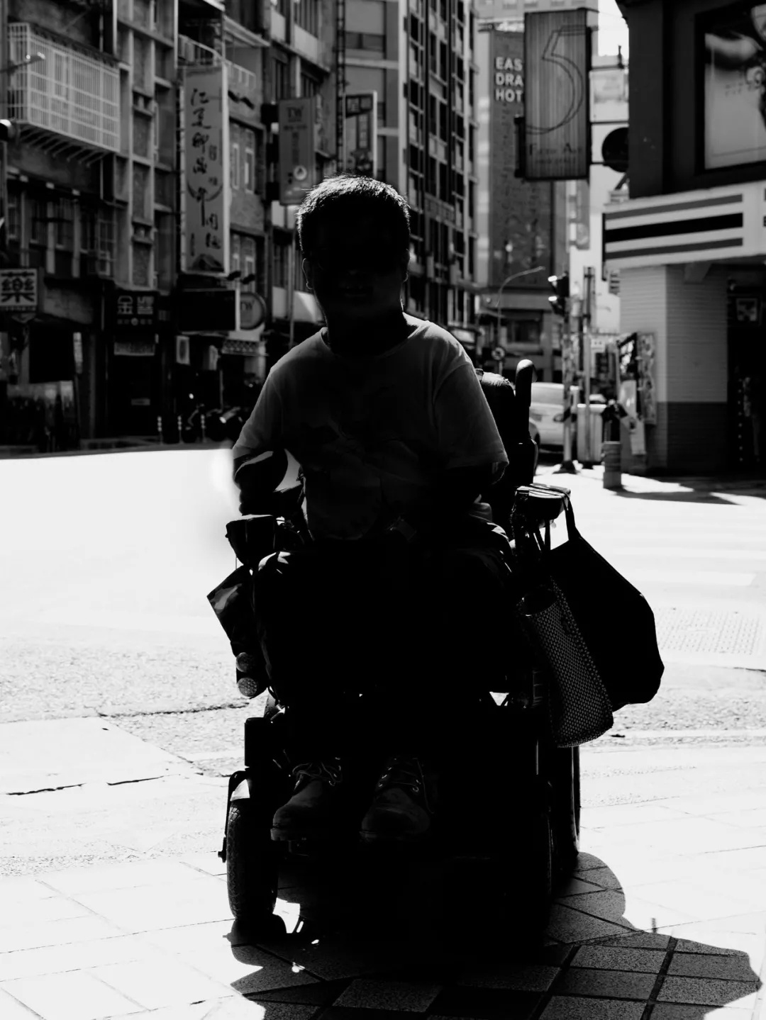 在台湾有一个40多人的团体，叫手天使。专门为重度障碍者和视力障碍者提供性服务，不收取任何费用。