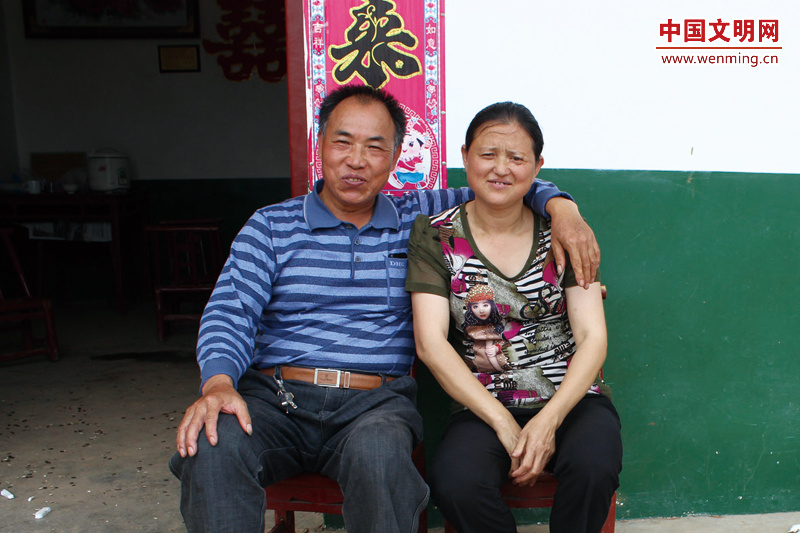 2013年7月，廖月娥和丈夫。图片由长沙文明网提供