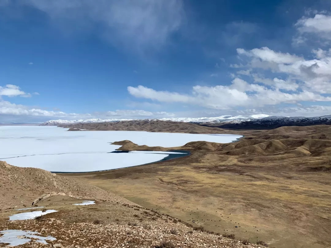 5月的冬格措纳湖，冰尚未化     ©️杨祎/WWF China