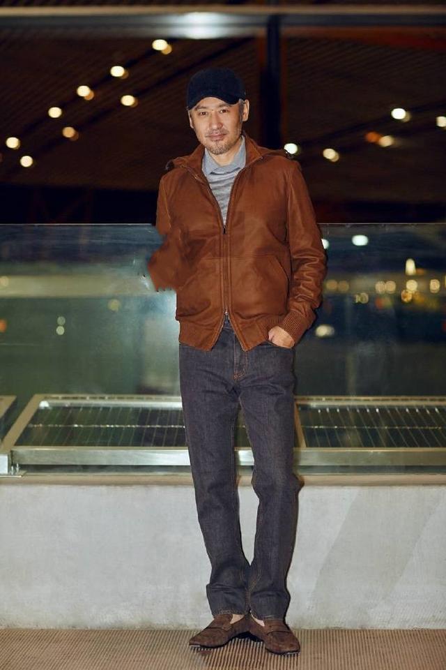 52岁吴秀波机场街拍，夹克配牛仔裤真挺瘦，只是须发花白显油腻
