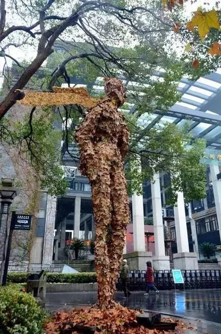 2015 雕塑系创作落叶装置「行走的人」