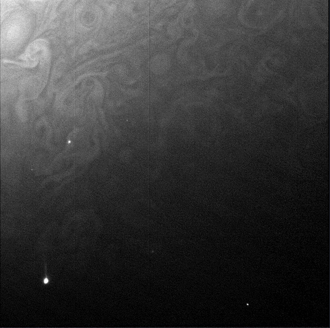 外星球的美景！朱诺号拍摄到的木星极光、闪电和光环