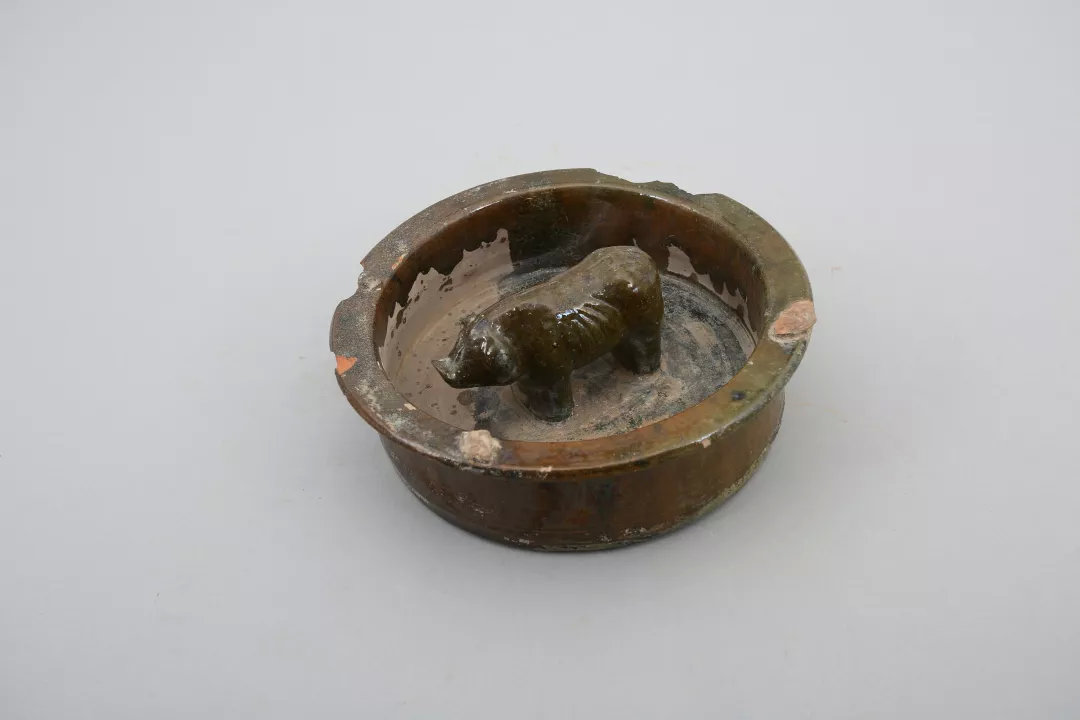褐釉陶猪圈    汉（公元前202年—公元220年）