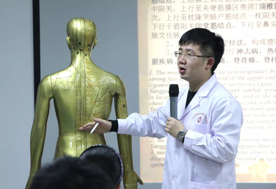 吴军瑞主任在课堂上为学员讲解腰椎病定位及针法操作指导