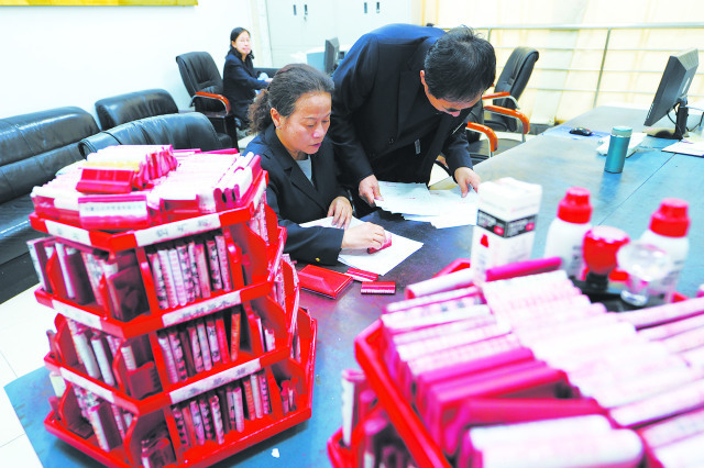 在集宁货运中心二连交接大厅的翻译室内，工作人员在对进口货物货票进行翻译制票。