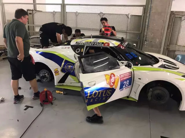 工作人员专注于参赛车辆的检修