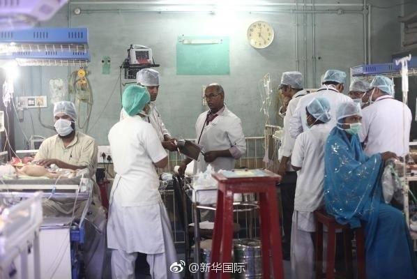 &ldquo;断氧门&rdquo;印度公立医院的医务人员忙碌工作