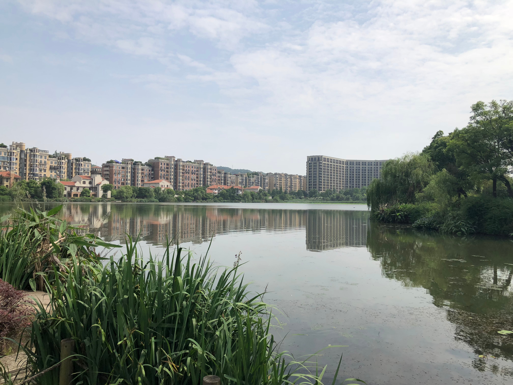 高档住宅区湖畔宽邸小区，将下湘湖的一大部分围成了一个内湖。王一然 摄