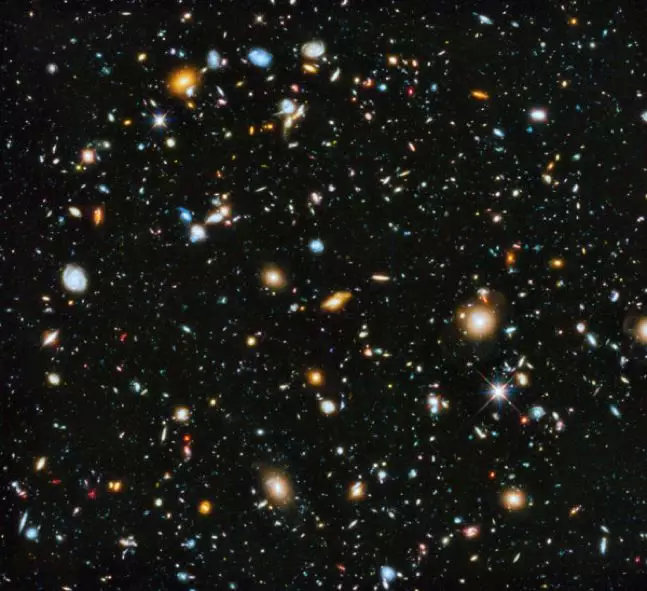 2014年拍摄的哈勃深空场，图中最微弱的一个光点也是一个星系
