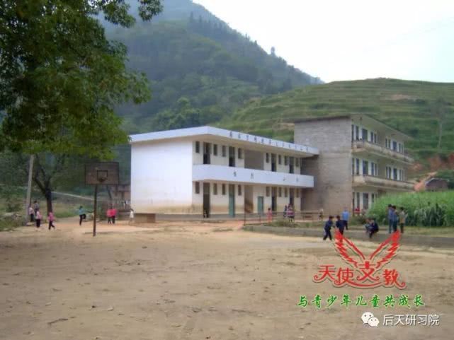 板烈小学全貌（摄于2003年10月）