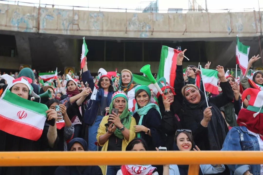 3500名女性球迷进入阿萨迪球场观赛
