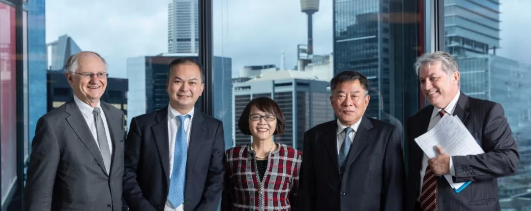 （玖富集团CFO兼玖富国际CEO林彦军（左2）与财新传媒创办人、社长胡舒立（左3），澳大