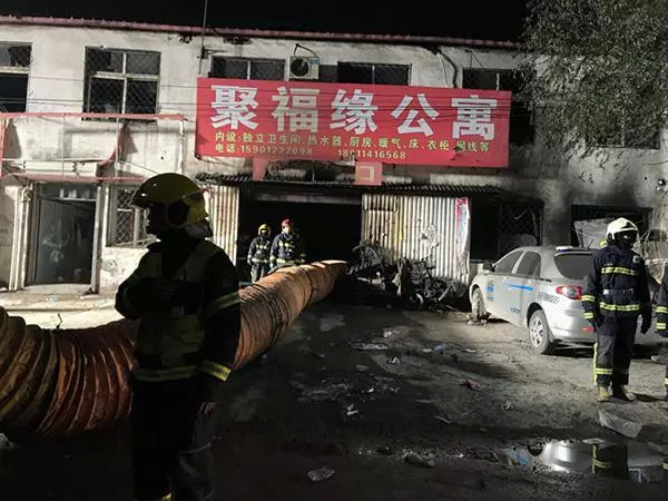 11月18日晚，大兴西红门镇新建村火灾现场。新华社发
