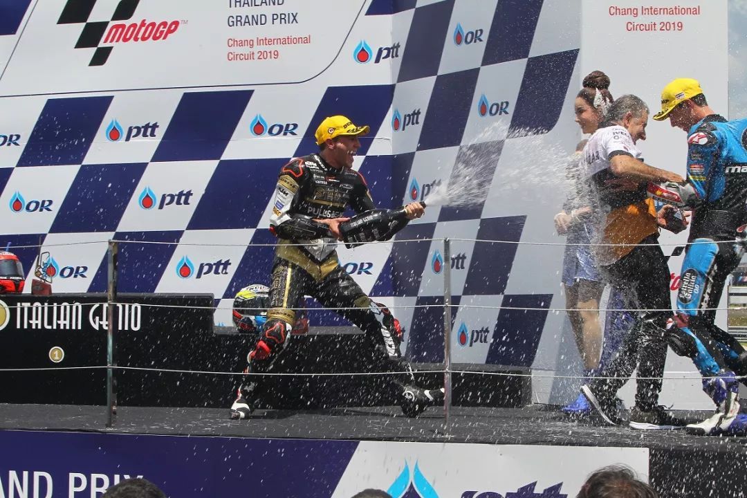 在泰国站领奖台上与车队老板Jorge Martinez一起庆祝的Albert Arenas