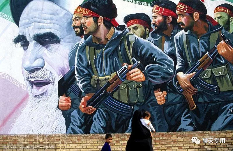 圖.伊朗女子經過革命衛隊的海報