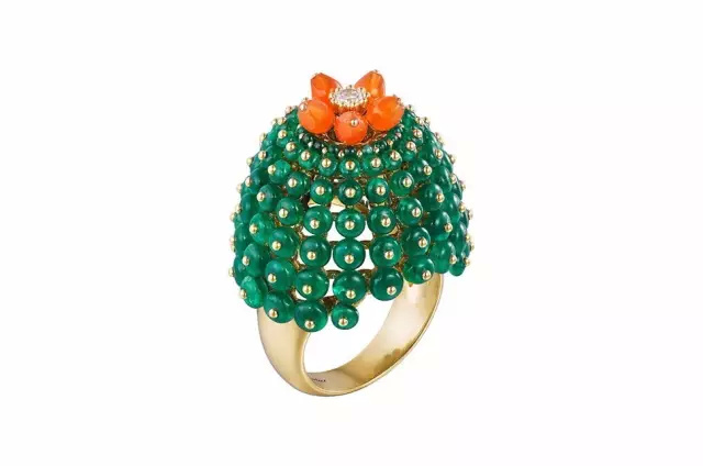 卡地亚Cactus de Cartier系列戒指，18K黄金，祖母绿，红玉髓，镶嵌一颗重0.10克拉圆形