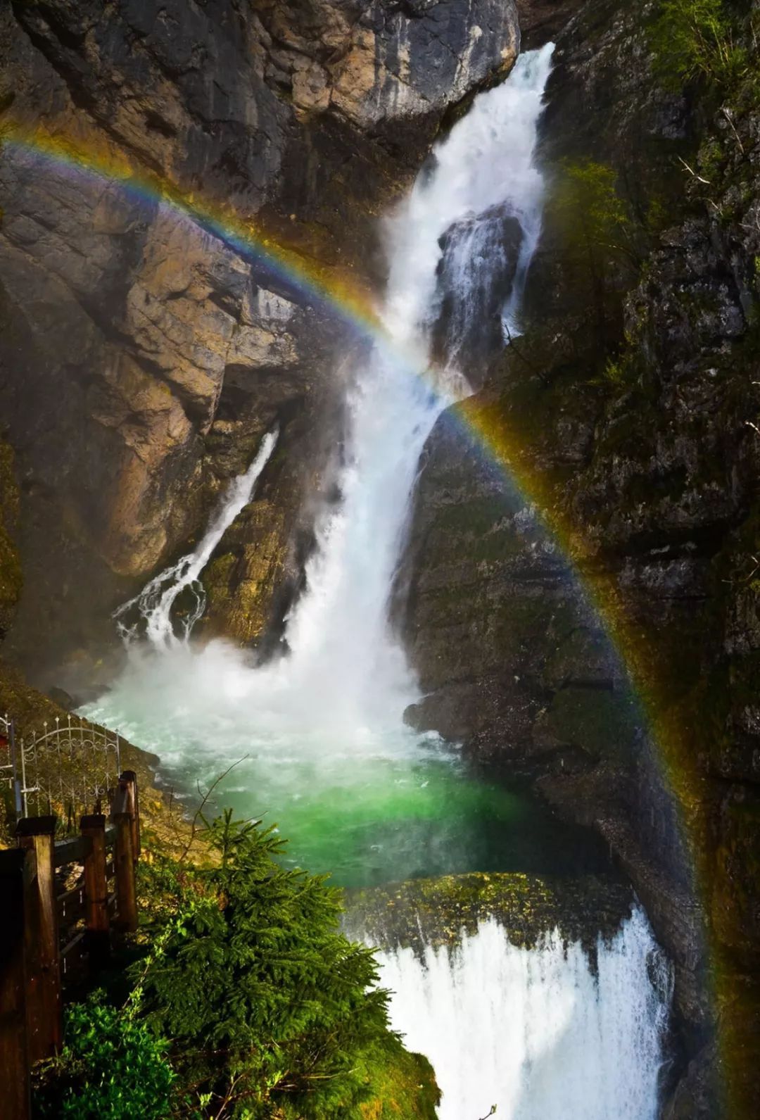 位于国家公园南部的萨瓦卡瀑布。图片来源：travelslovenia.org
