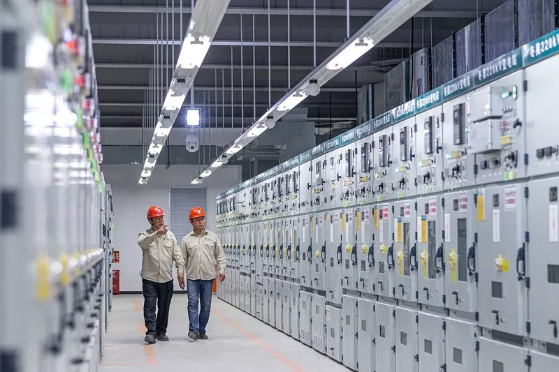 ▲国网北京电力员工巡视冬奥220千伏变电站设备。